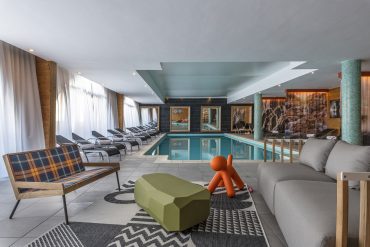 Menuires hotel Kaya pool